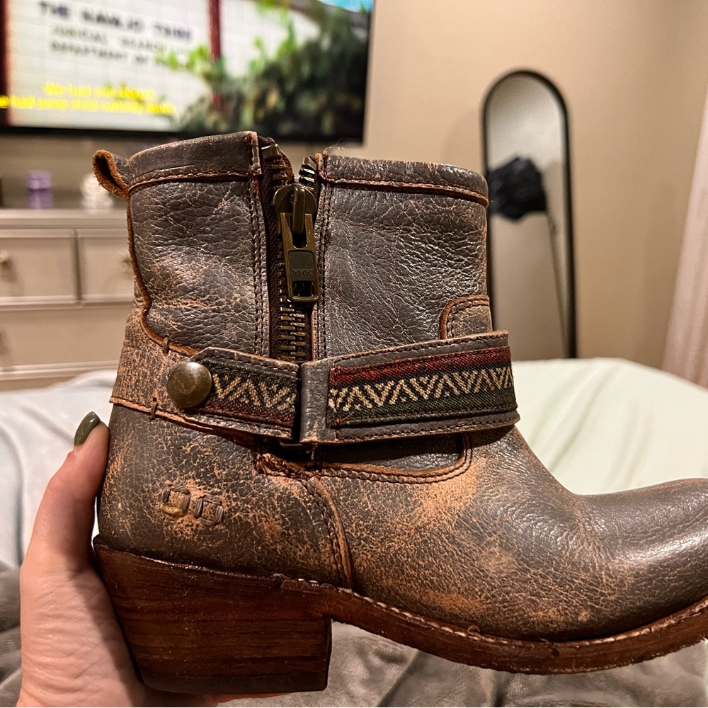 Bed stu ladies boots size 6.5 but they fit a size 5.5-6 leather inside and out